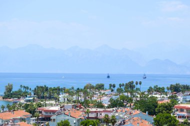 Dağların arka planında deniz manzarası