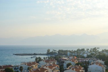 Dağların arka planında deniz manzarası