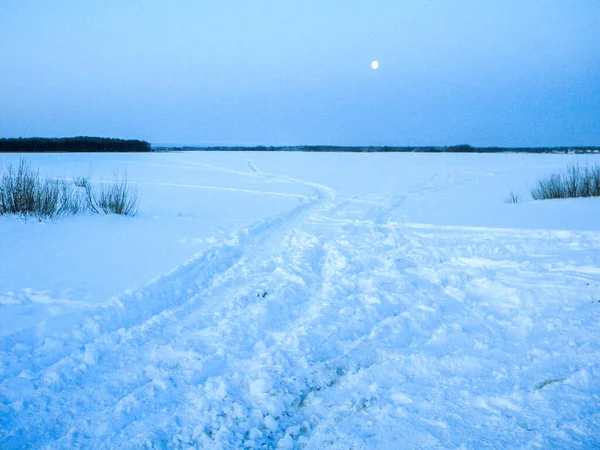 Wintermorgen Auf Einem Verschneiten See — Stockfoto