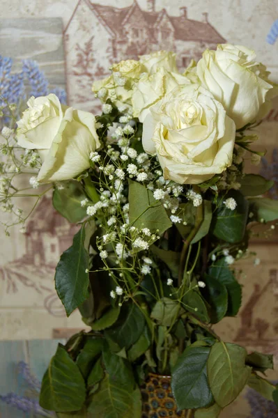 Strauß Weißer Rosen Auf Dem Tisch — Stockfoto