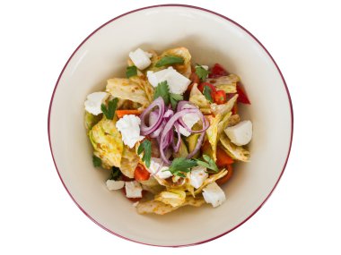 Plaka üzerinde Yunan salatası