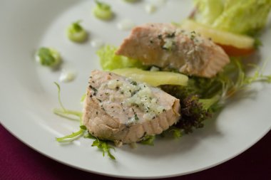 Ananas ile haşlanmış somon