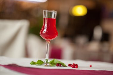 Bir bardak kızılcık likör