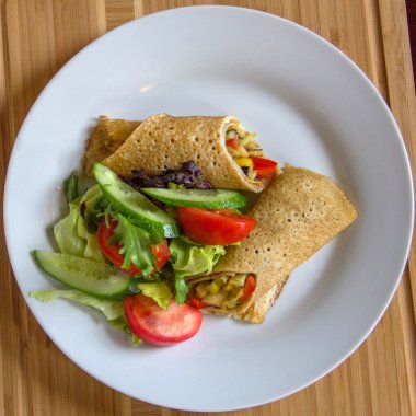 Bir restoranda sebzeli krep