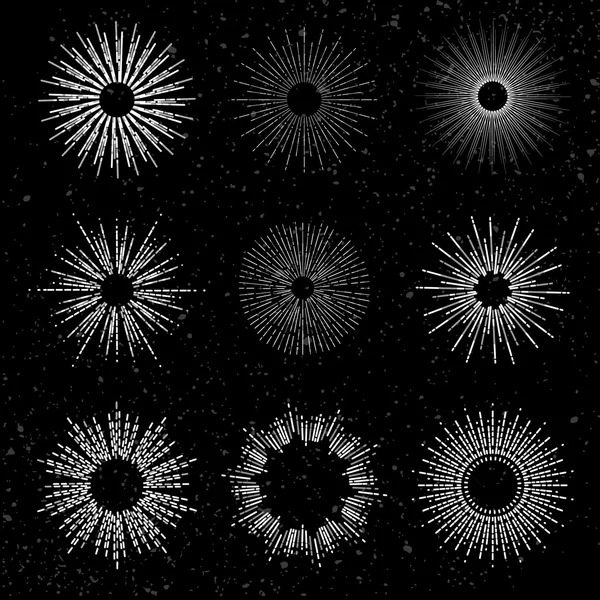 Set de diferentes explosiones de sol sobre fondo negro . — Vector de stock