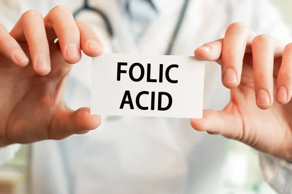 Arzt Mit Einer Karte Mit Text Folic Acid Beiden Händen — Stockfoto