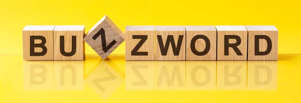 木のブロックに書かれたBuzzword 販売の言葉は黄色のテーブルの上に横たわる木製の建物のブロックで作られています Buzzword Business Concept 黄色の背景 — ストック写真