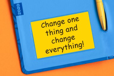 Kelimeler sarkıyor ve her şeyi değiştiriyor. Sarı not kağıdına siyah harflerle yazılmış. Mavi günlüğün arka planında sarı bir kalem gömülü..