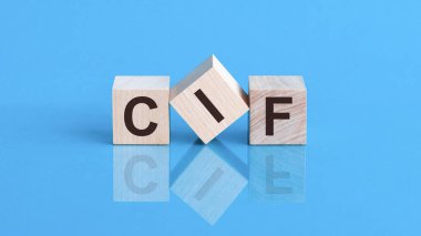 Tahta küp bloktaki Cif 'e mesaj at, hisse senedi yatırım konsepti. Metin cif, küplerin üzerine siyah harflerle yazılmıştır. Küpler mavi cam bir yüzey üzerindedir.
