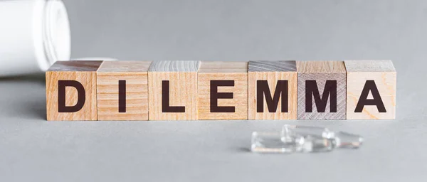Dilema Uma Palavra Escrita Letras Pretas Sobre Cubos Madeira Cinza — Fotografia de Stock