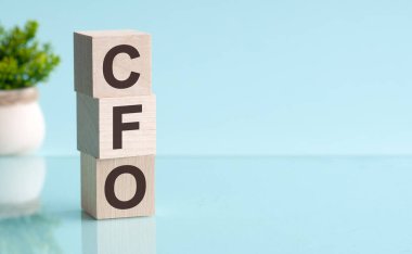 Açık mavi arkaplanda CFO alfabesinin harfi
