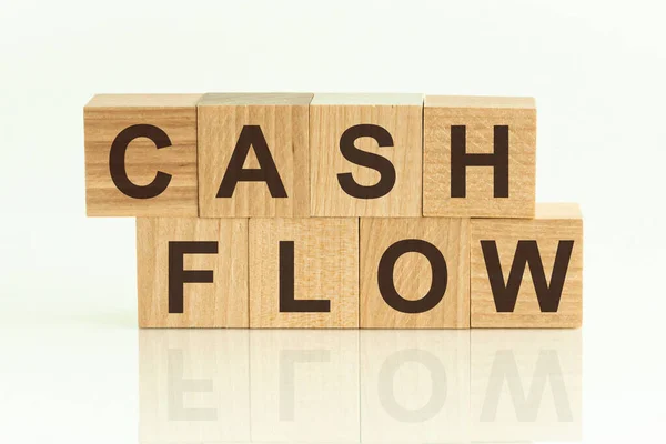 Cash Flow Texto Sobre Cubos Madera Sobre Fondo Gradiente Amarillo — Foto de Stock