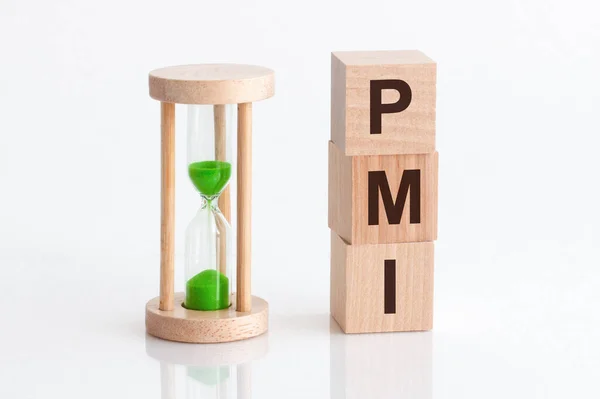 Primer Plano Reloj Arena Junto Bloques Madera Con Texto Pmi — Foto de Stock