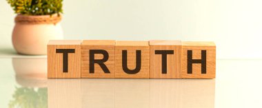 Tahta küp bloklar ve arka planda saksıda çiçek..