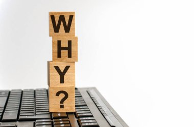 Neden harfli bir küp, klavyede bir sütundaki tahta küplü bir tabela