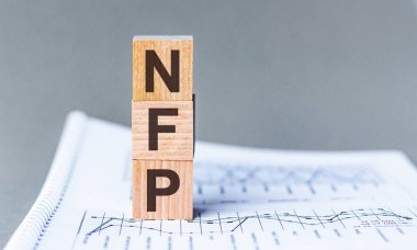 Kelime NFP - Çiftlik Dışı Maaşlar - Küpler ve gri arkaplandaki diyagramlar hakkında kısaltma kavramı. İş her zamanki konsept imajı