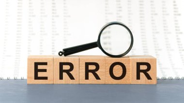 Tahta bloklar ve metin: büyüteç hatası. HATA kelime yapı taşları, iş konsepti ile yapılır.