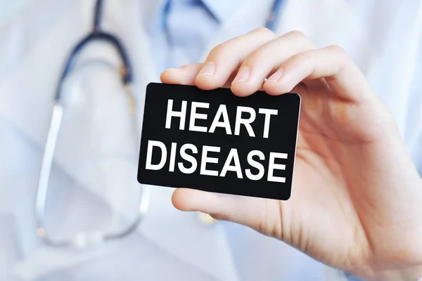 Arzt Hält Eine Schwarze Papierkarte Mit Dem Text Herzensgeschicht Medizinisches — Stockfoto