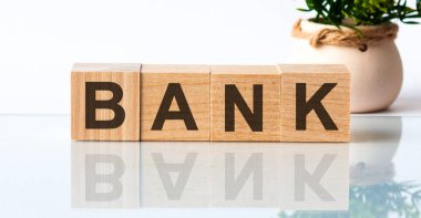 Metni olan tahta bloklar: sıfırla. Metin siyah harflerle yazılır ve masanın ayna yüzeyine yansıtılır. Ön görüş kavramları, arka planda çiçekler.