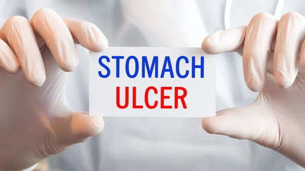 Arzt Hält Eine Karte Mit Dem Text Stomach Ulcer Beiden — Stockfoto