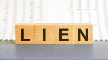 Tahta blokta yazılı ipotek kelimesi. Ahşap masadaki ipotek metni, konseptin için