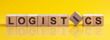 Envanter sözcüğü tahta blokta yazılı. İçerik kelimesi sarı masanın üzerinde duran ahşap yapı taşlarından oluşur. Envanter, iş konsepti, sarı arka plan