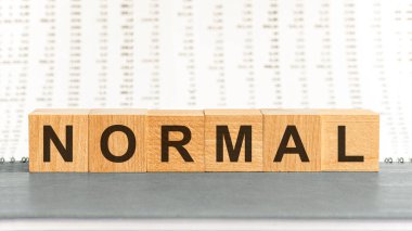 Tahta blokta normal bir kelime. Ahşap masadaki normal metin, konseptin için. Uluslararası banka hesap numarasını normalleştir