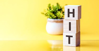 Motivasyon sözcükleri: Kopya alanı ve iş konsepti ile parlak sarı arkaplan üzerinde üç boyutlu ahşap alfabe harfleri vur