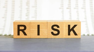 Tahta blokta rakamların arka planında yazan risk sözcüğü. Ahşap masadaki risk metni desing, konsept için