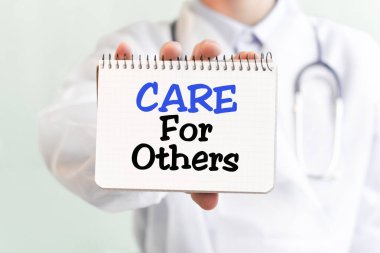 Tıp doktorunun elindeki diğer kartlara dikkat et, tıbbi konsept