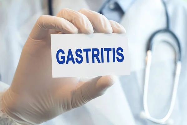 Arzt Hält Eine Weiße Papierkarte Mit Dem Text Gastritis Medizinisches — Stockfoto