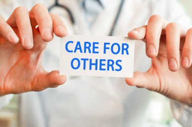 Tıp doktorunun elindeki diğer kartlara dikkat et, tıbbi konsept