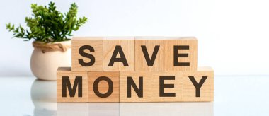 Tahta blokta yazan paradan tasarruf et. Arama motoru optimizasyonu. Faks metni masada, konsept. Ön görüş kavramları, arka planda çiçekler.