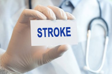 Doktor elinde yazılı kağıt kartı tutuyor, tıbbi konsept. Hastane, klinik ve tıbbi otobüsler için sağlık hizmetleri kavramı.