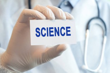 Doktor elinde yazılı bir kağıt tutuyor. Bilim, tıbbi konsept. Hastane, klinik ve tıbbi otobüsler için sağlık hizmetleri kavramı.