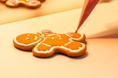 Beyaz arka planda sade zencefilli kurabiye adam. Basit bir kavram ya da kişiselleştirilmiş dekorasyon ve metin ekleme ile ideal