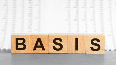 Sayılar sütununun arka planında tahta bloğa yazılmış temel sözcük. Ahşap masadaki temel metin desing, konsept için