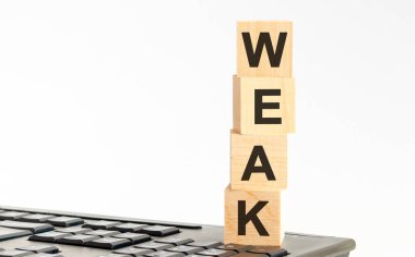 Motivasyon sözcükleri: Kopya alanı ve iş konsepti olan klavye arkaplanındaki 3 boyutlu ahşap alfabe harflerinin zayıflığı