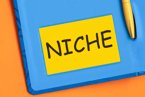 Palavra Nicho Está Escrita Letras Pretas Papel Nota Amarelo Uma — Fotografia de Stock