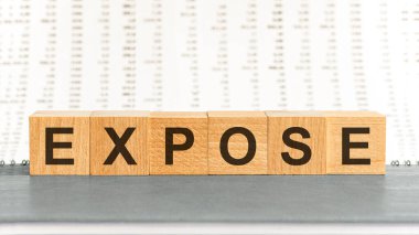 Arkaplandaki tahta blokta yazanları ortaya çıkarmak için. Tahta masadaki metni teşhir et, konseptin için.