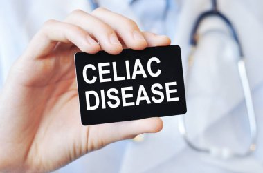 Doktor elinde CELIAC hastalıklı siyah bir kart tutuyor. Tıbbi konsept. Tıbbi doktorun elinde CELIAC Hastalık Kartı