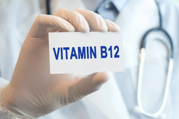 Arzt Hält Eine Weiße Papierkarte Mit Text Vitamin B12 Medizinisches — Stockfoto