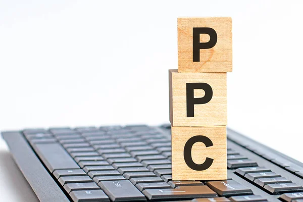 Akronym Ppc Buchstaben Des Hölzernen Alphabets Auf Einem Tastaturhintergrund Mit — Stockfoto