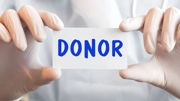 Dokter Memegang Kartu Dengan Donor Teks Kedua Tangan Konsep Medis — Stok Foto