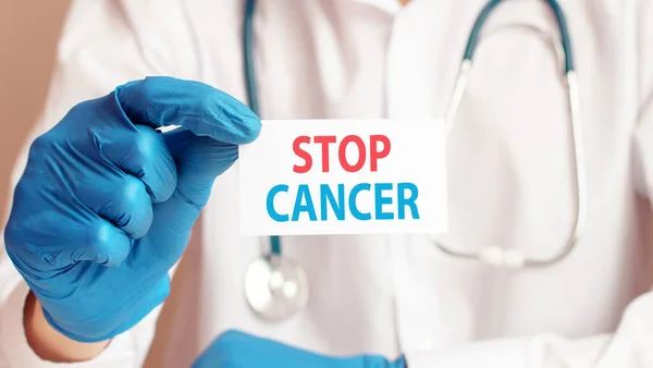 Arrêter la carte de cancer dans les mains du médecin — Photo