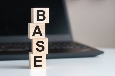 Klavyede tahta küplerle BASE sözcüğü