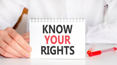 İş adamı üzerinde metin olan bir kart gösteriyor. Haklarınızı, işinizi ve pozitif konseptinizi bilin.