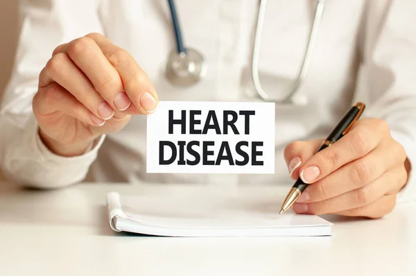 Herzkrankheiten Der Arzt Hält Eine Visitenkarte Der Hand Text Steht — Stockfoto