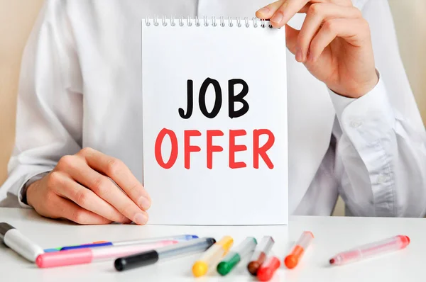 Homem Camisa Branca Segura Pedaço Papel Com Texto Job Offer — Fotografia de Stock