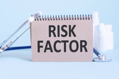RISK FACTOR - beyaz bir kağıt parçasına yazılmış teşhis. Tedavi ve hastalıkların önlenmesi. Tıbbi konsept. Seçici odak